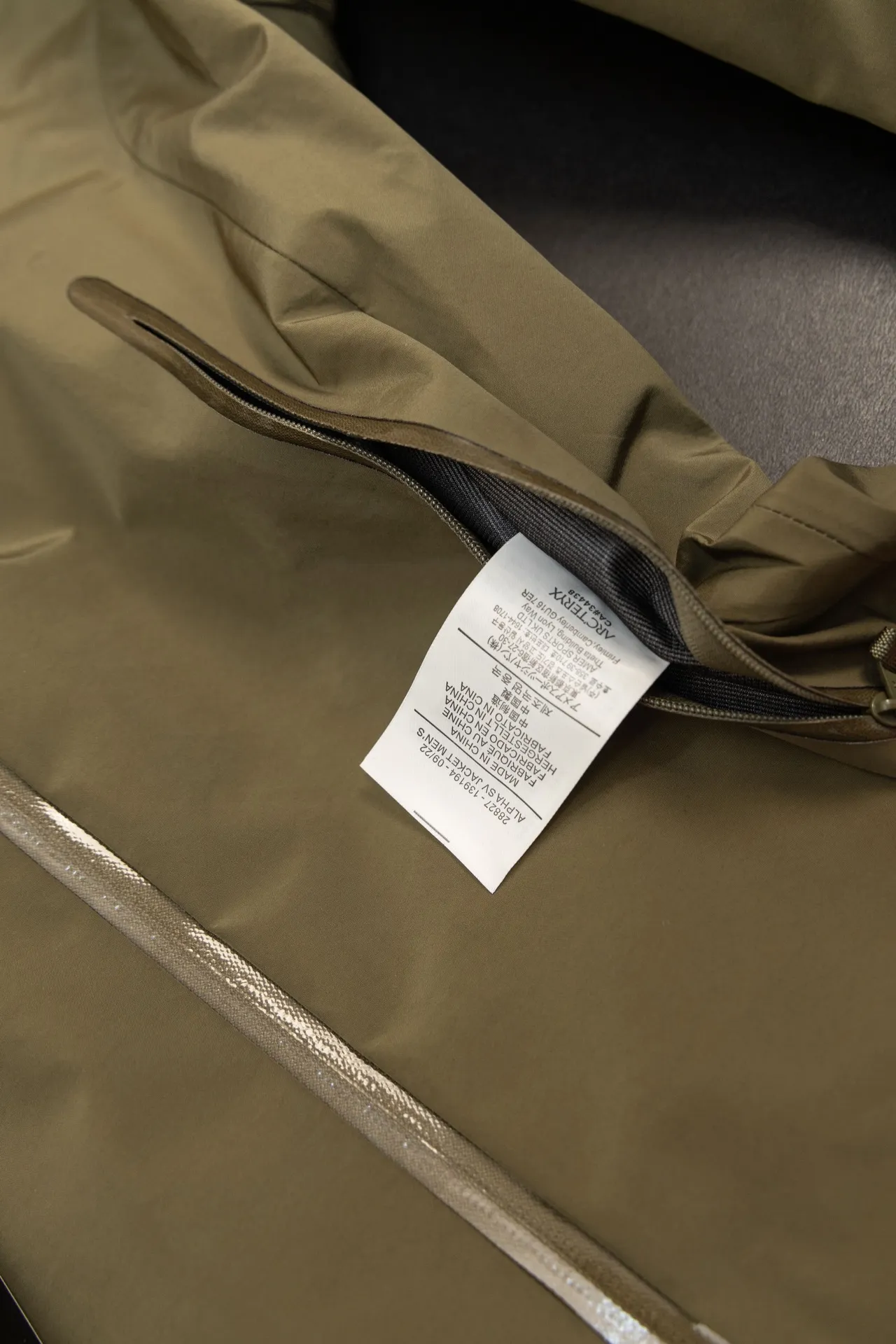 Retro ARC‘TERYX BETA LT GORE-TEX Jacket-Men's Yb 3D ， Tri-Durance ， ） Factory 📃 🔍 ， YKK ， ， ， 。 Beta LT ， 。 bluesign@ N 13LGORE-TEX ， Wear-Resistant， 、 Breathable， 。 Storm Hood™ ， Water Tight™ ， ， ， 。 ，VISLON ， Velcro ， Zip-in， ARC TERYX BETA： 。 LT ： ， Wear-Resistant。 GORE-TEX： 、 、Breathable 。 BRTA LT Arc’teryx ， ， ， 。 ：Black Retro Size：S/M/L/XL/XXL ： 81 83 86 88 90 ：117 122 128 132 136 ： 59 61 64 66 68 ： 53 55 58 60 62 S 80-120 M 110-150 L 140-170 XL 160 XXL 180 os ～